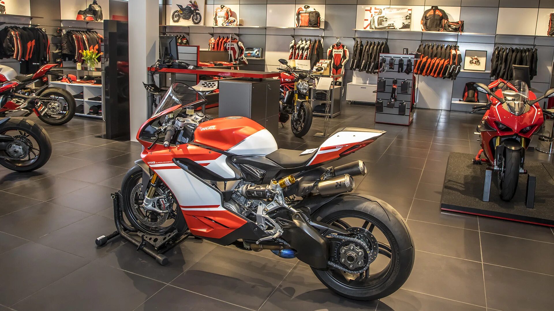 мотоцикл мономах. гранмото триумф москва. магазин мотоциклов. мотосалон мегамото. магазин мотоциклов.