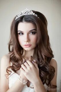 Прически с диадемами на длинные