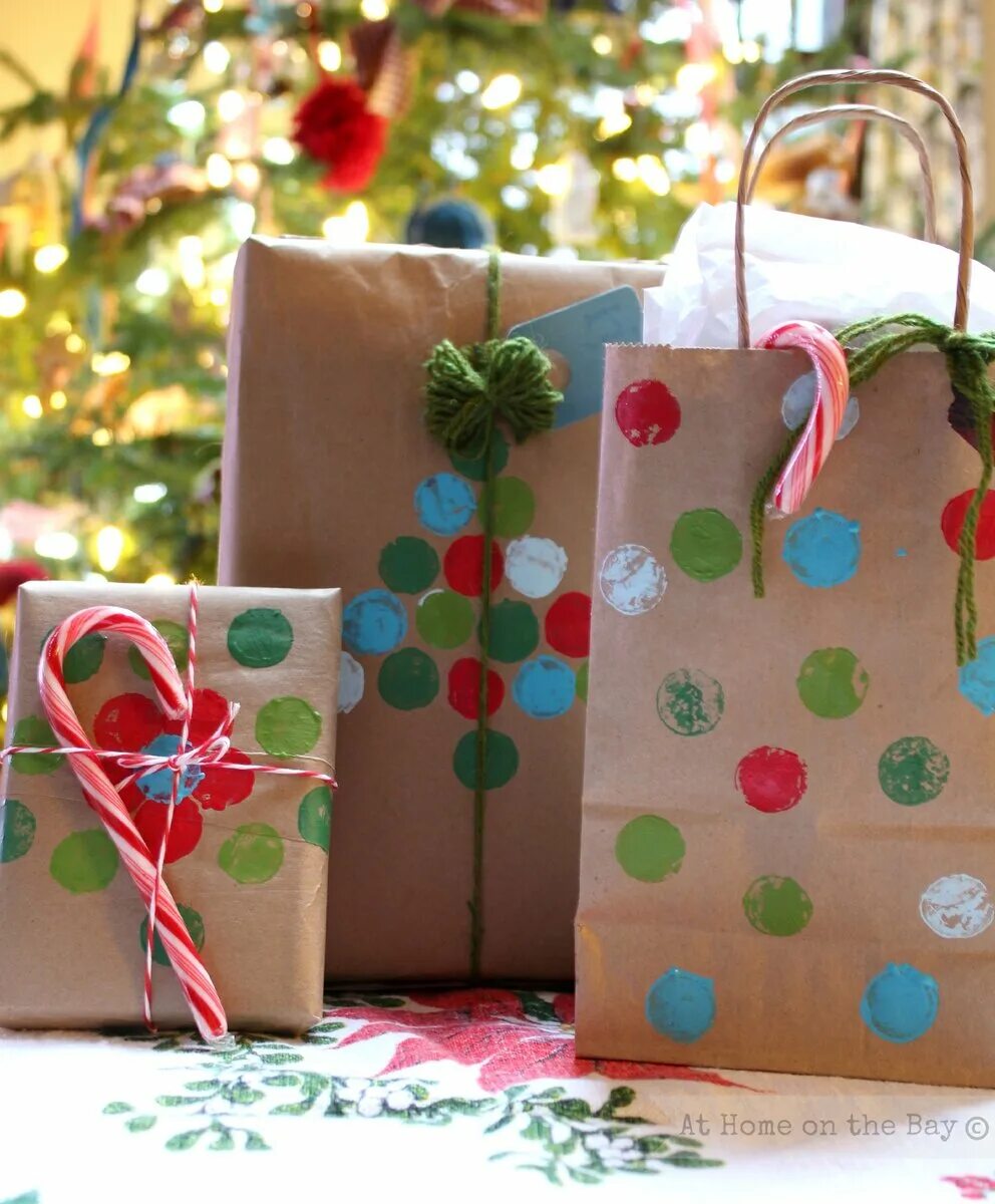 Украшения для упаковки подарков. Упаковка подарков для детей. Упаковка подарков на новый год детям. Упаковка для детских новогодних подарков.