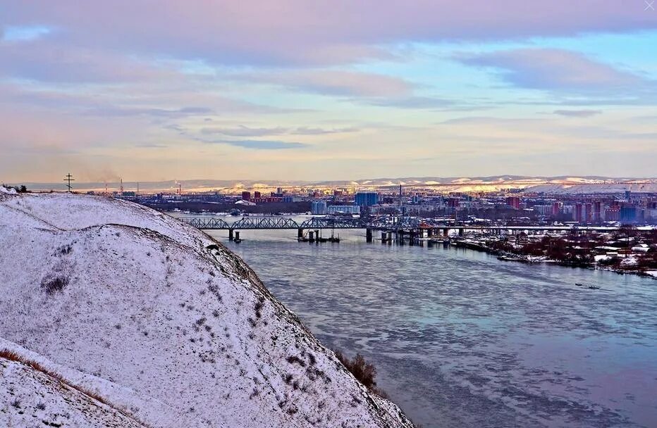 Ковид в красноярском. Красноярск набережная Енисея. Енисей зимой в Красноярске. Река Енисей Красноярск зима. Енисей река Красноярск зимой.