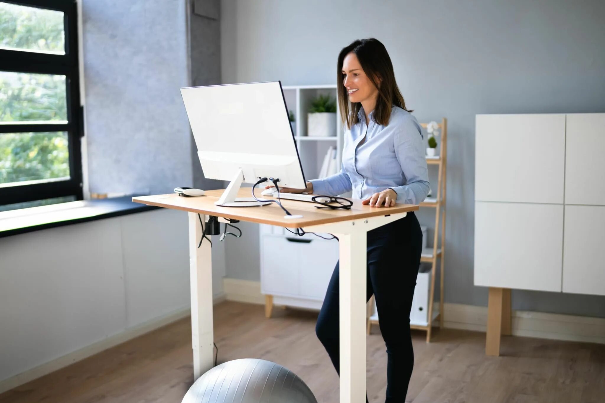 Standing desk. Стол для работы стоя и сидя. Стол для работы лежа. Работа стоя.