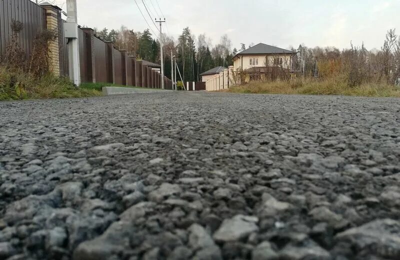 Укладка асфальтобетонного покрытия. Дорога из асфальтовой крошки. Погода асфальтовой. Дорожное покрытие асфальтовая крошка. Дачные дороги.