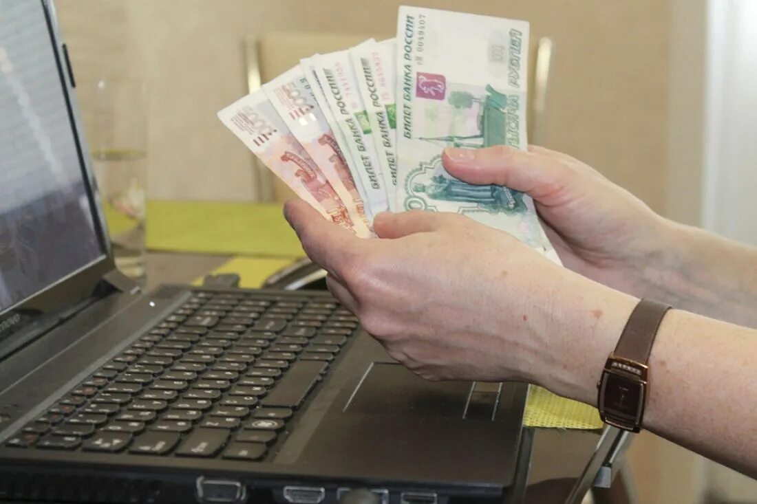 Женщина с деньгами. Кидает деньги. Человек с деньгами. Финансовая афера. Мошенничество с деньгами.