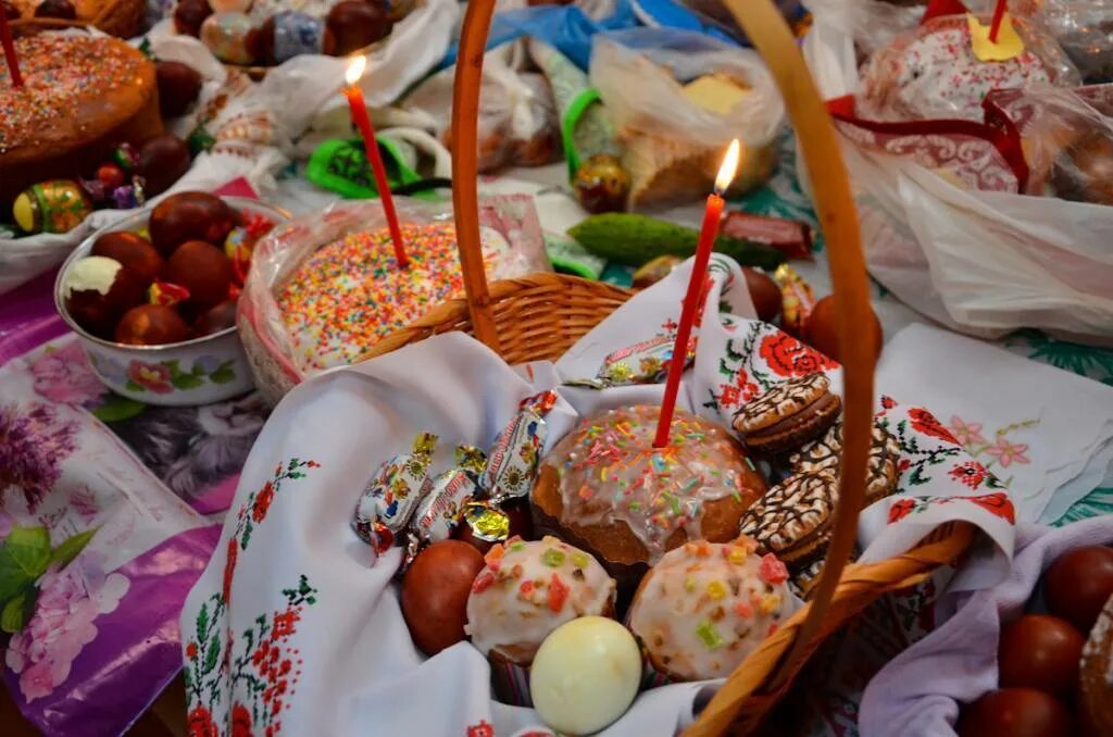 На красную горку пекут куличи