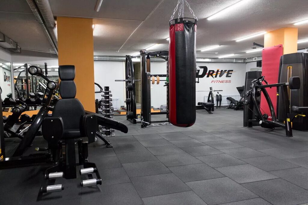фитнес клуб минск. абонемент drive fitness. спортивный зал минск. силовая зона в тренажерном зале. минская спортзал.