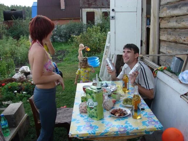 Жена друзья баня дача. Шашлык в бане. дача баня шашлыки. шашлыки с пивом на даче. шашлыки на даче летом.