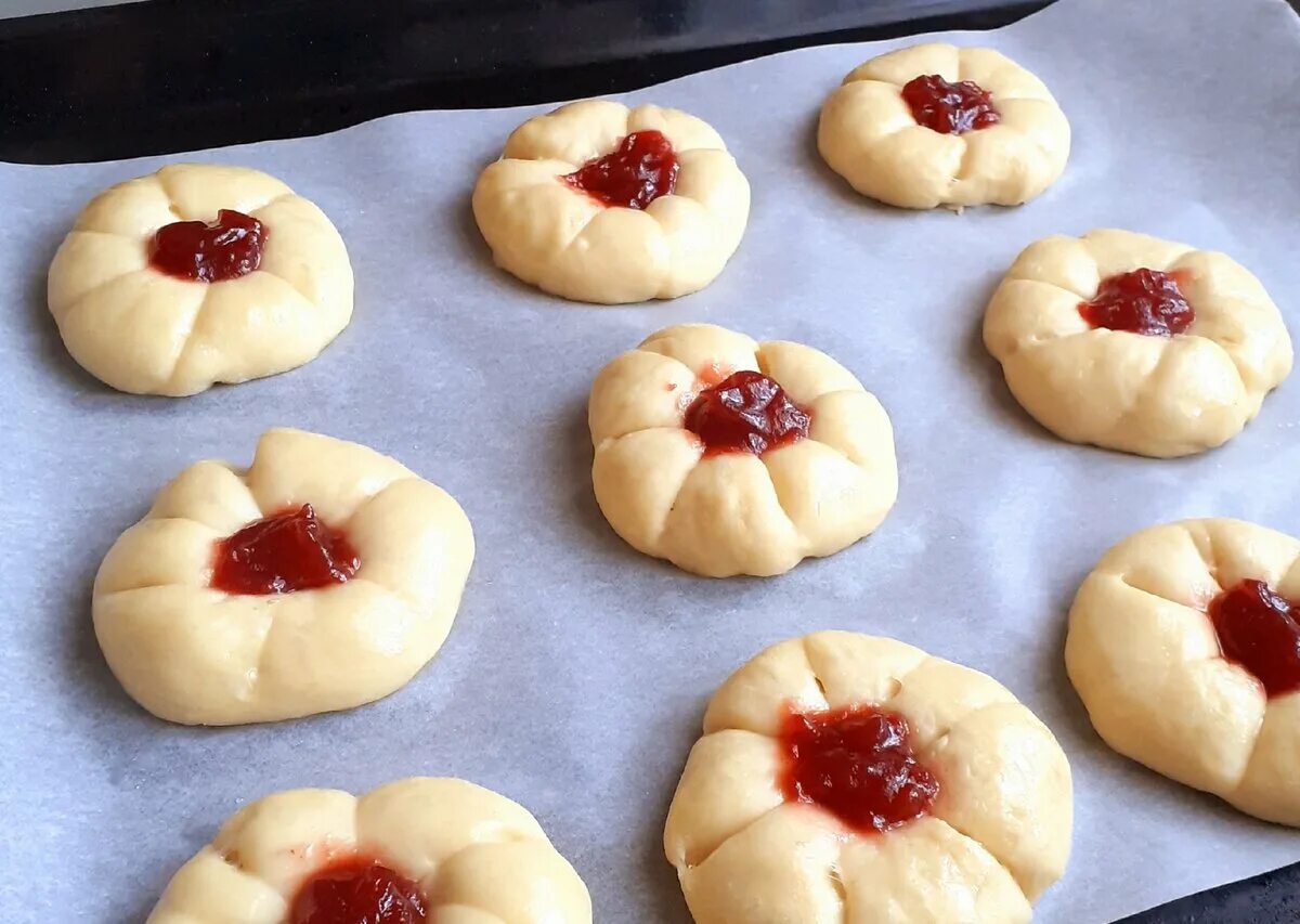 Булочки с повидлом. Красивые булочки с джемом. Булочки с повидлом формы. Красивые булочки с повидлом