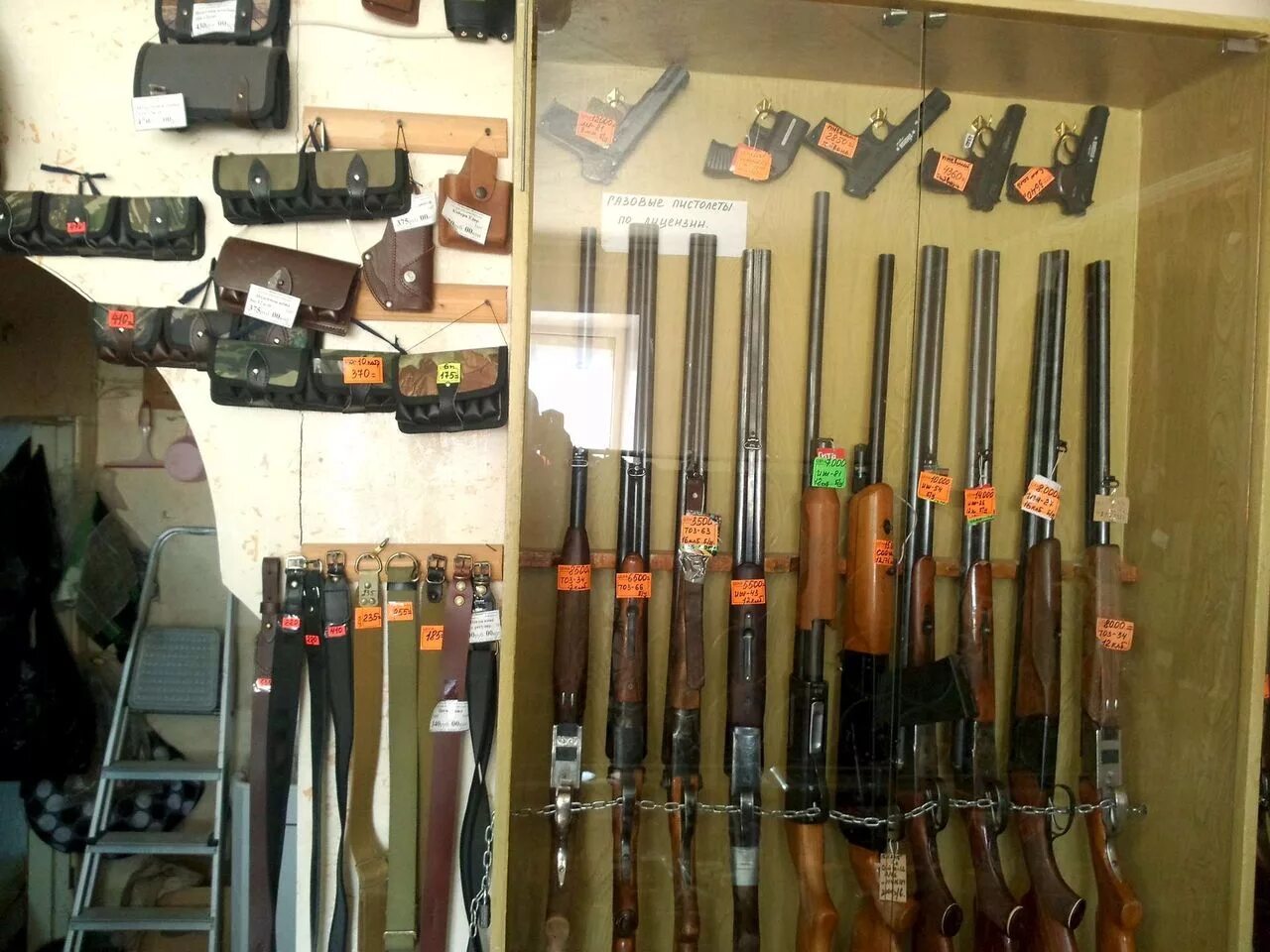 Комиссионный магазин охотничьего оружия. Ружье с магазином. Охотничье ружье с магазином. Магазин ружей для охоты.