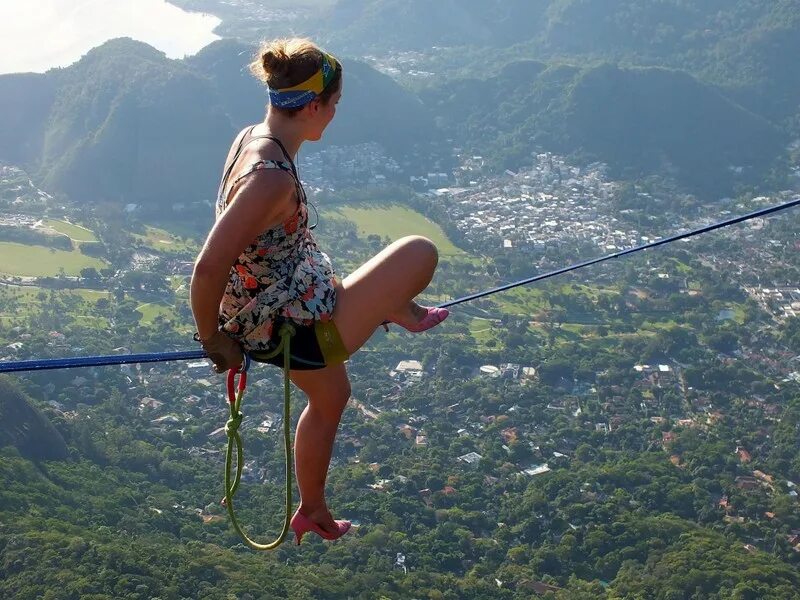 Смелой стать девушке. Девушка на канате над пропастью. Девушка на канате над пропастью. Человек на канате. Смелой стать девушке.