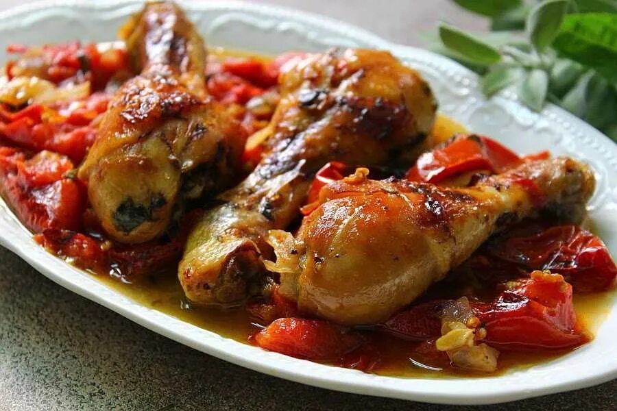 Ножки с помидорами в духовке. Овощи запечённые с голенью. Курица с картошкой под майонезом в духовке. Голень с овощами в духовке. Ножки с помидорами в духовке.