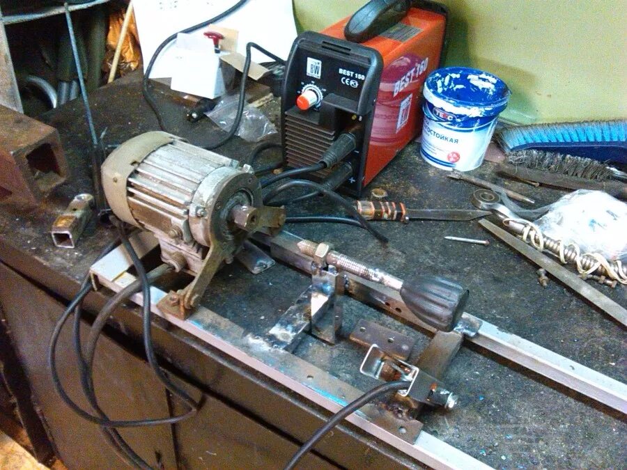 Токарный станок из двигателя от стиральной машины. Токарный станок из двигателя от стиральной машины. 1д601 токарный станок. Токарный станок по дереву из двигателя стиральной машины. Токарный станок из двигателя 600 ватт от стиральной машины.