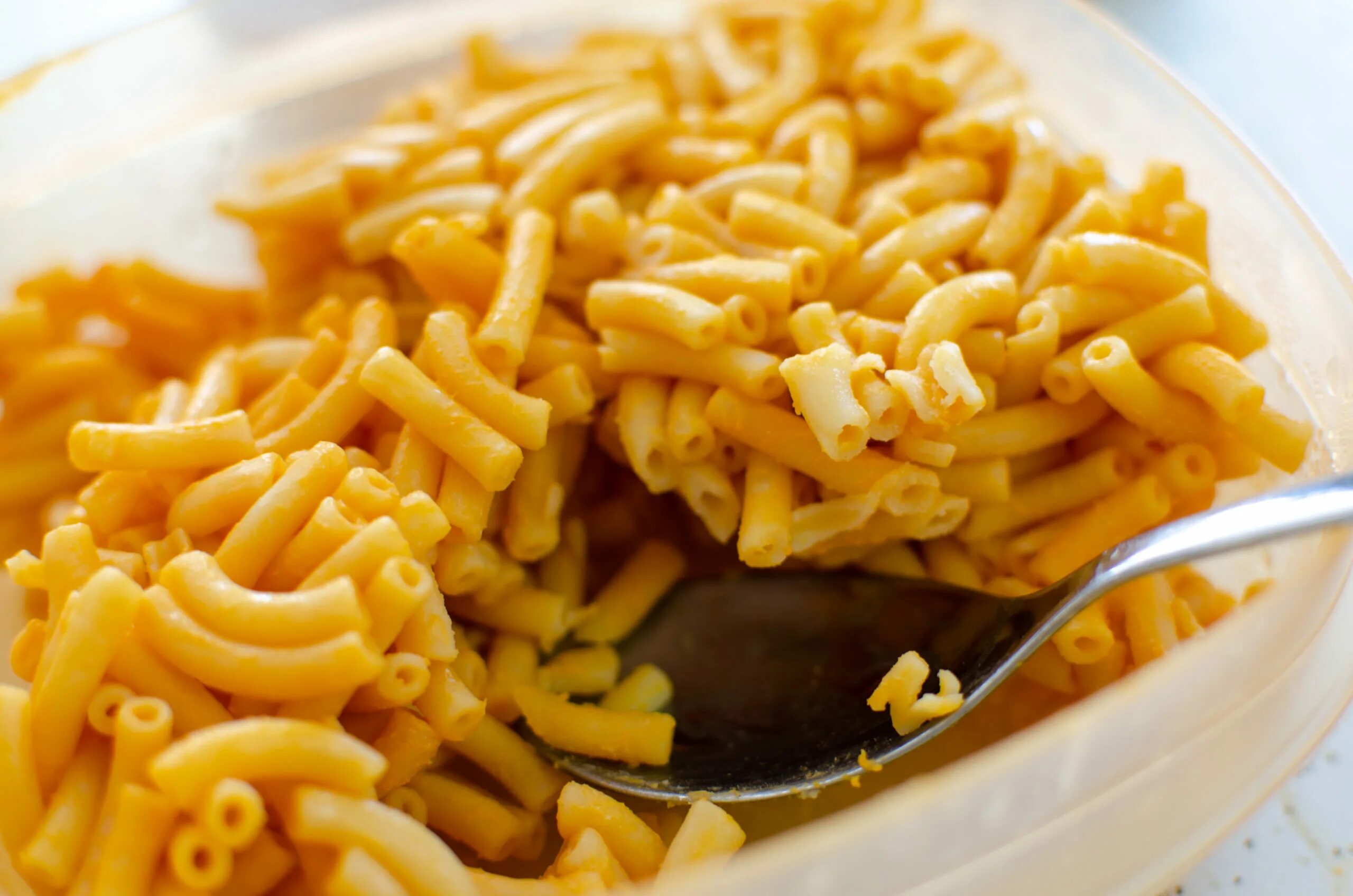 Макароны с сыром углеводы. Макароны mac and cheese. макароны макен чиз. макароны с сыром крафт. злые макароны.