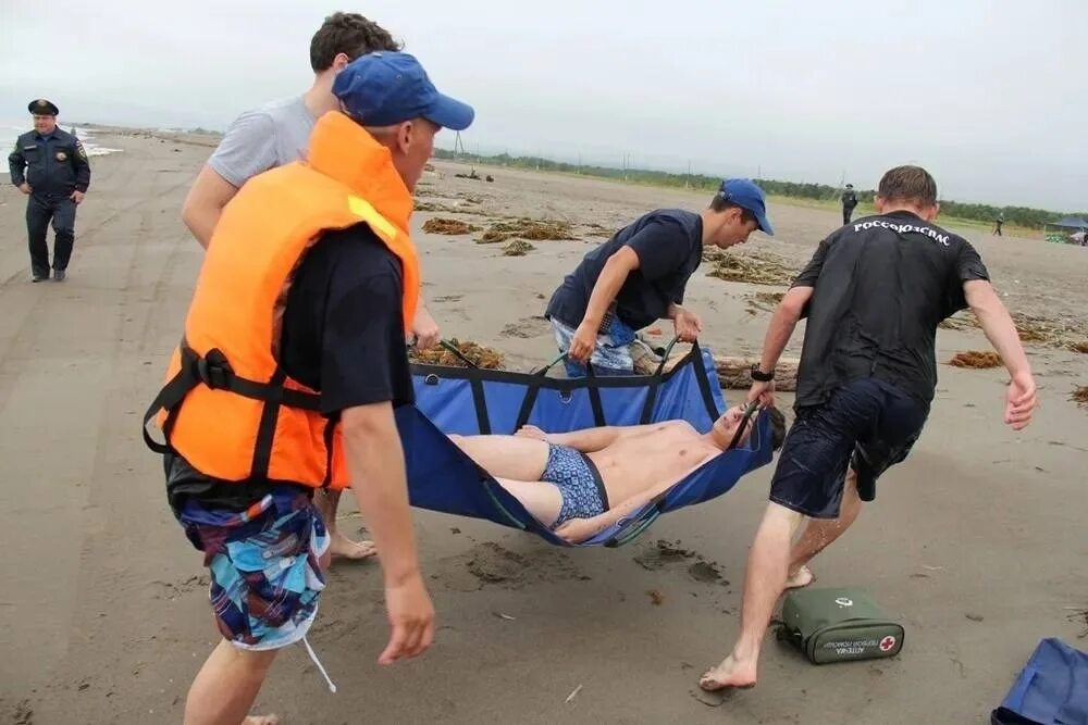 Спасение на воде. Спасатель на пляже. Спасатели на берегу.