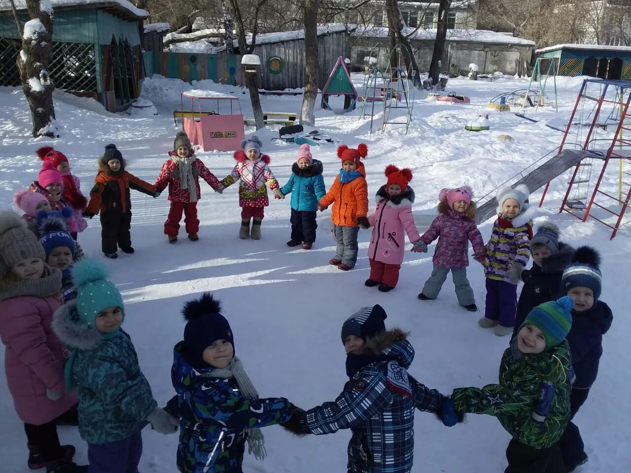 Эстафеты зимние забавы на улице средняя группа. Неделя зимних игр и забав в средней группе. Зимнее развлечение в средней группе на улице. Зимнее развлечение в средней группе на улице. Зимние развлечения средняя группа.