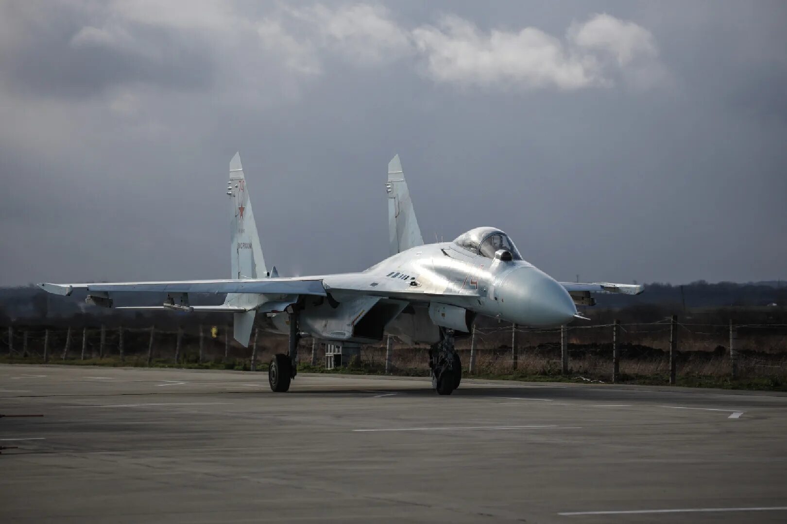 Новости истребители. Истребитель Су-27. Истребители России Су 27. F-16 И Су-27. Российские военные самолеты.