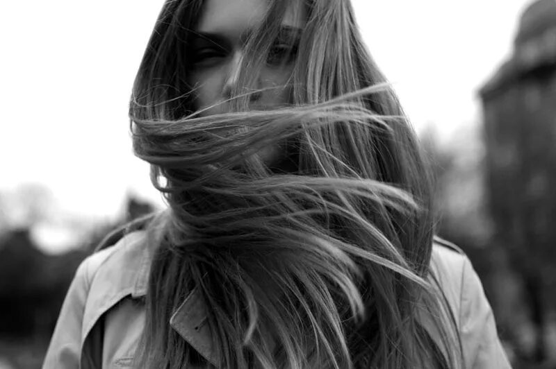 Фото девушки со спины. Красивая женщина со спины. Черно белые русые волосы. Красивая женщина со спины. Девушки со спины на аву.