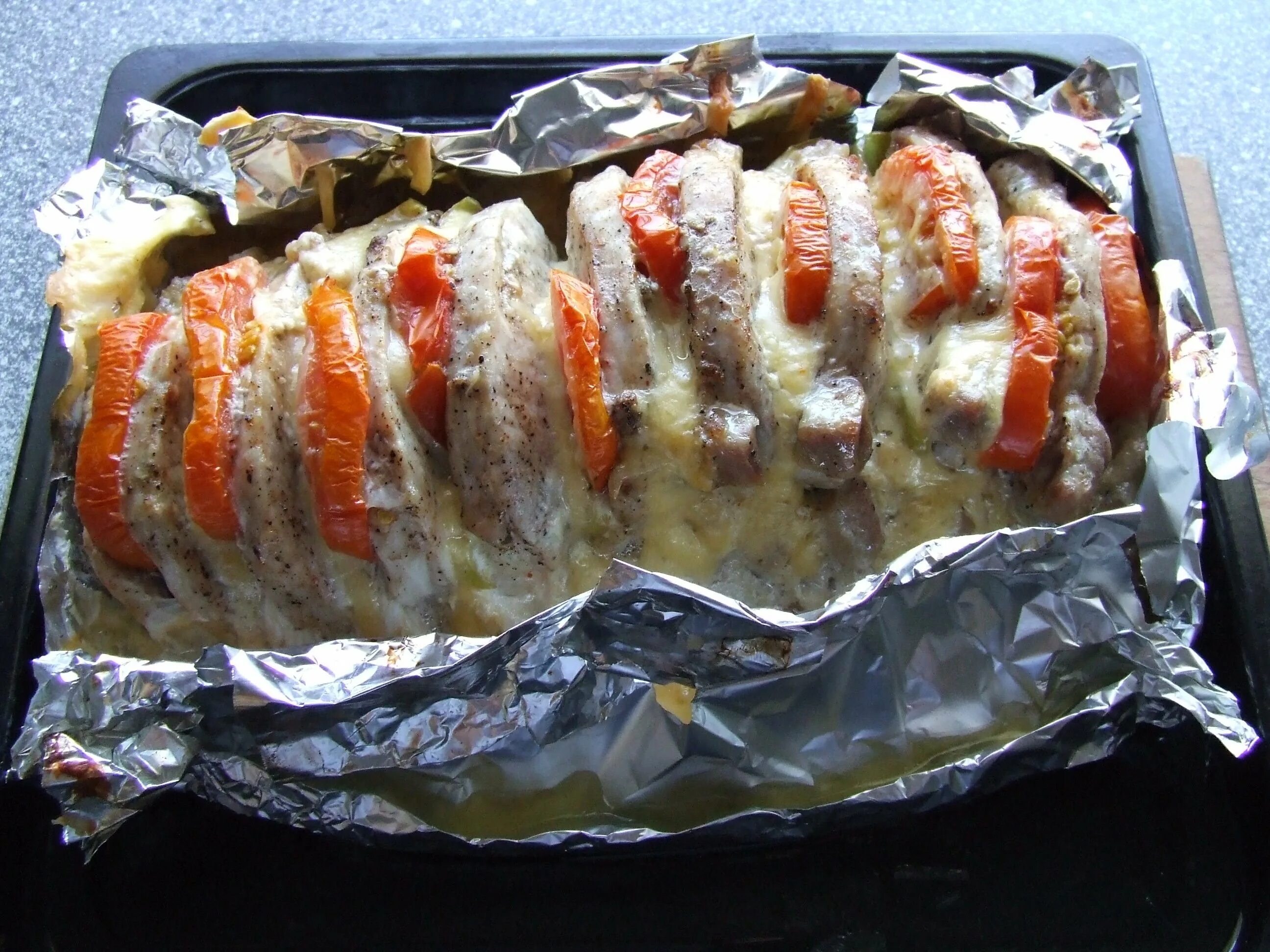Мясо гармошкой в духовке из свинины. Свинина гармошка запеченная в духовке. Свинина гармошка запеченная в духовке с помидорами и сыром. Мясо гармошка запеченное в фольге в духовке