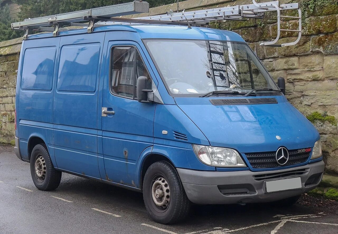 Мерседес спринтер 2.2 cdi. Mercedes Benz Sprinter 208d. Mercedes-Benz 208 CDI Sprinter. Мерседес Бенц Спринтер 208 CDI. Мерседес Спринтер 2004.