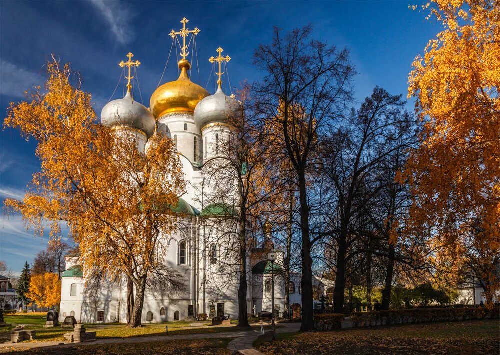 Доброе утро картинки с богородицей. Божьего благословения на день. Благословенного дня храм. Доброе утро православные. Доброе Воскресное осеннее утро православные.