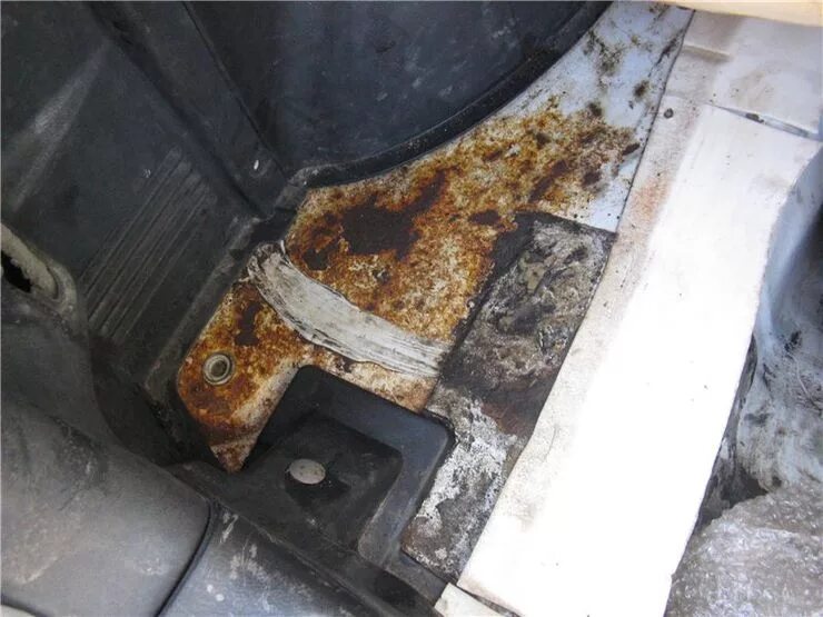 Ржавчина в салоне автомобиля под ковриками. Залило машину что делать. Мойка авто ваз. Wd-40 стекло. Стеклоомыватель для автомобиля.