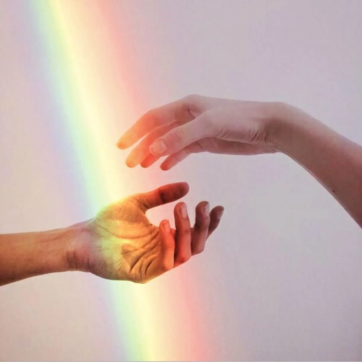 Радужная рука. Радужная рука. Рука с радужным эффектом. Чаевые радужные товары. Радуга в ладошках.