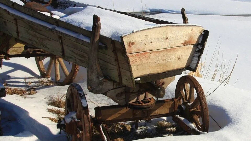 Повозки. Старая деревянная телега в грязи. Телега новостей. Избранное в телеге