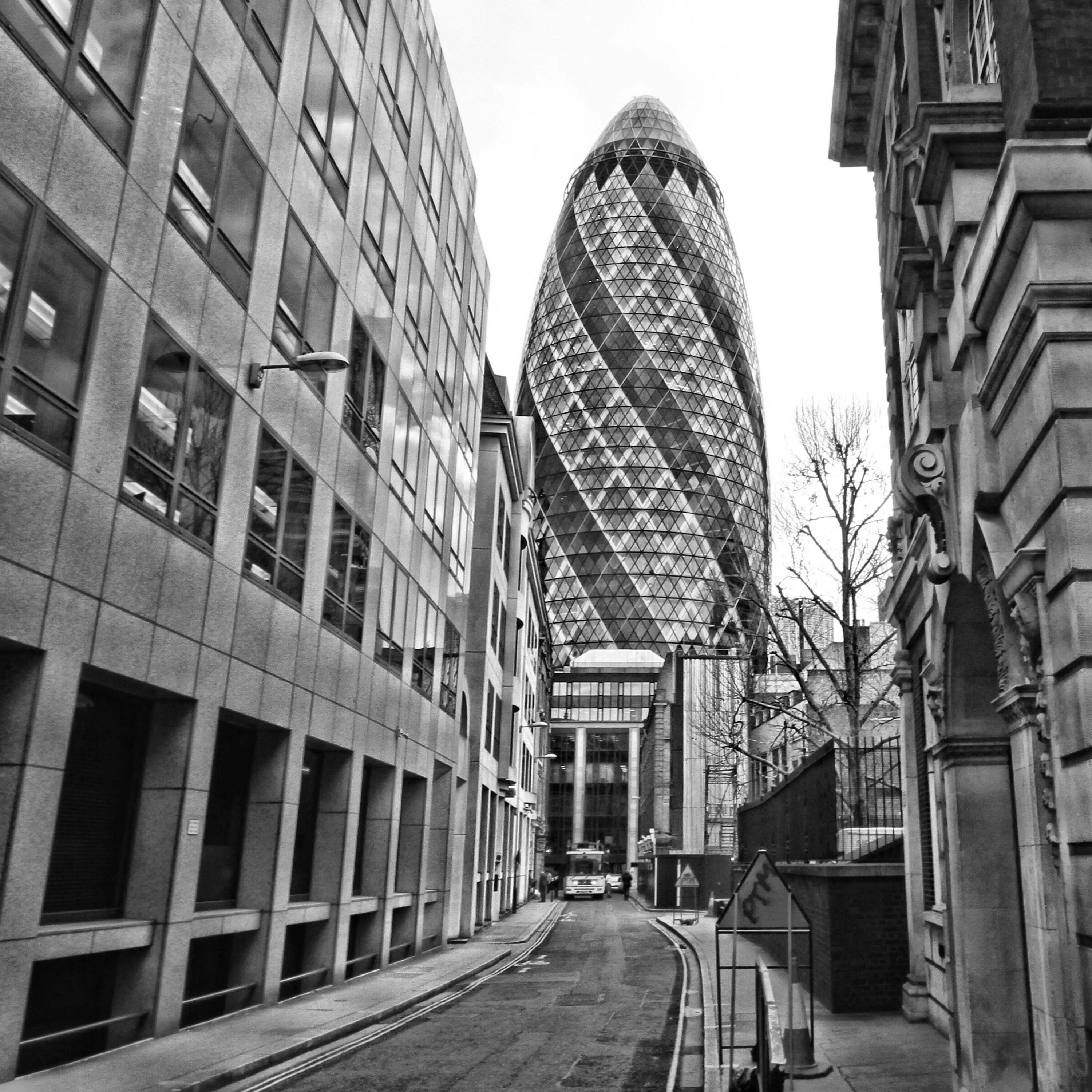 Building forget. Хейшем-Билдинг Лондон. The Gherkin в Лондоне. Небоскреб огурец в Лондоне. Здание Аркос Лондон.