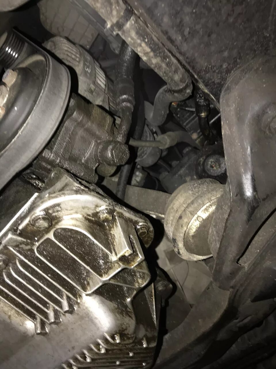 Капает масло из коробки передач нива 2121. Шевроле нива текет масло. Бмв потекло масло. Подтеки масла. Течь масляного фильтра к20а.