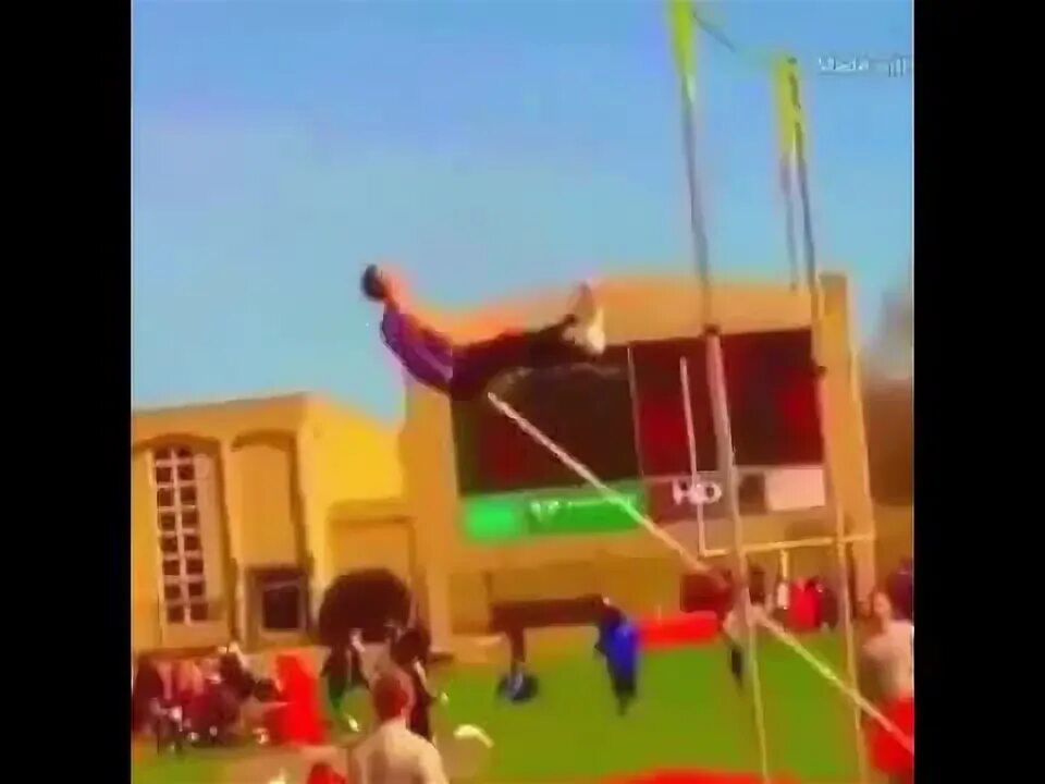 Танцует со шваброй. Человек испражняется гиф. Девушка бревно. Палка для прыжков. Ржачные гифки.