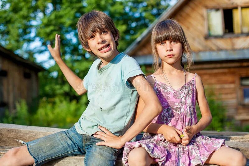 Мальчик и старшая сестра. Подруги в шортах. Активный отдых подростки. Девочки подростки занимаются. Брат сестру в шортиках.