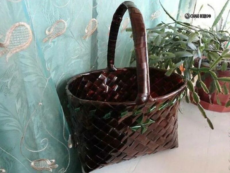 Как сплести корзину из бутылок. Корзина из пластиковых бутылок. плетение корзин из пластиковых бутылок. корщинаиз пластиковых бутылок. плетеные корзинки из пластиковых бутылок.