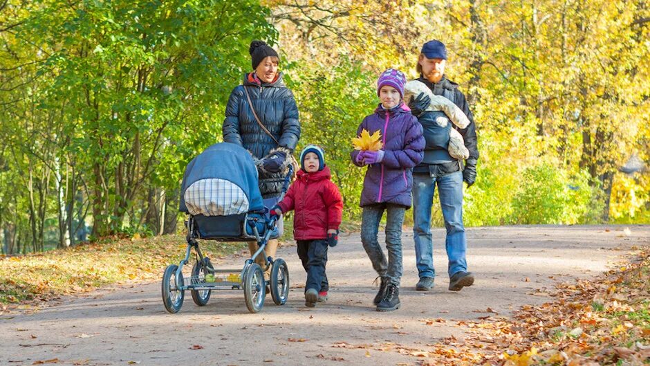 Семья на прогулке. Дети на прогулке. Прогулка в парке с детьми. Семья с коляской на прогулке.