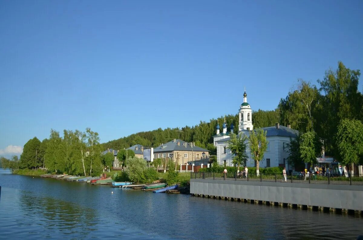 Плес город ярославль. Плёс на Волге город. Река Волга Плес. Набережная Плеса Ивановская. Городок Плес на Волге.