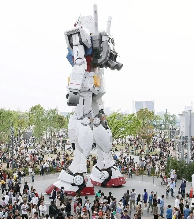 Какой робот покажи. ГАНДАМ статуя. Робот ГАНДАМ В Токио. Гигантский робот. Самый большой робот.