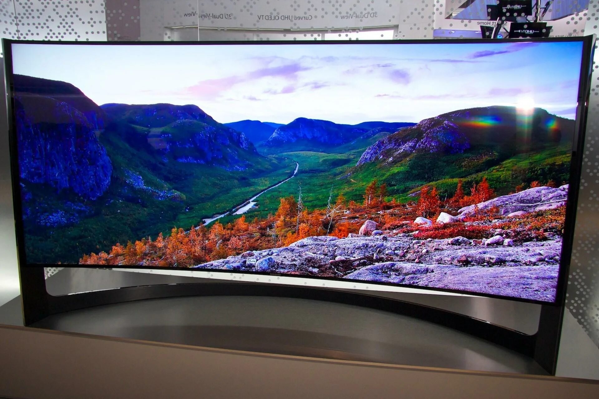 Самый дорогой экран. Телевизор Samsung 8k комплектация. Телевизор самсунг 2023.