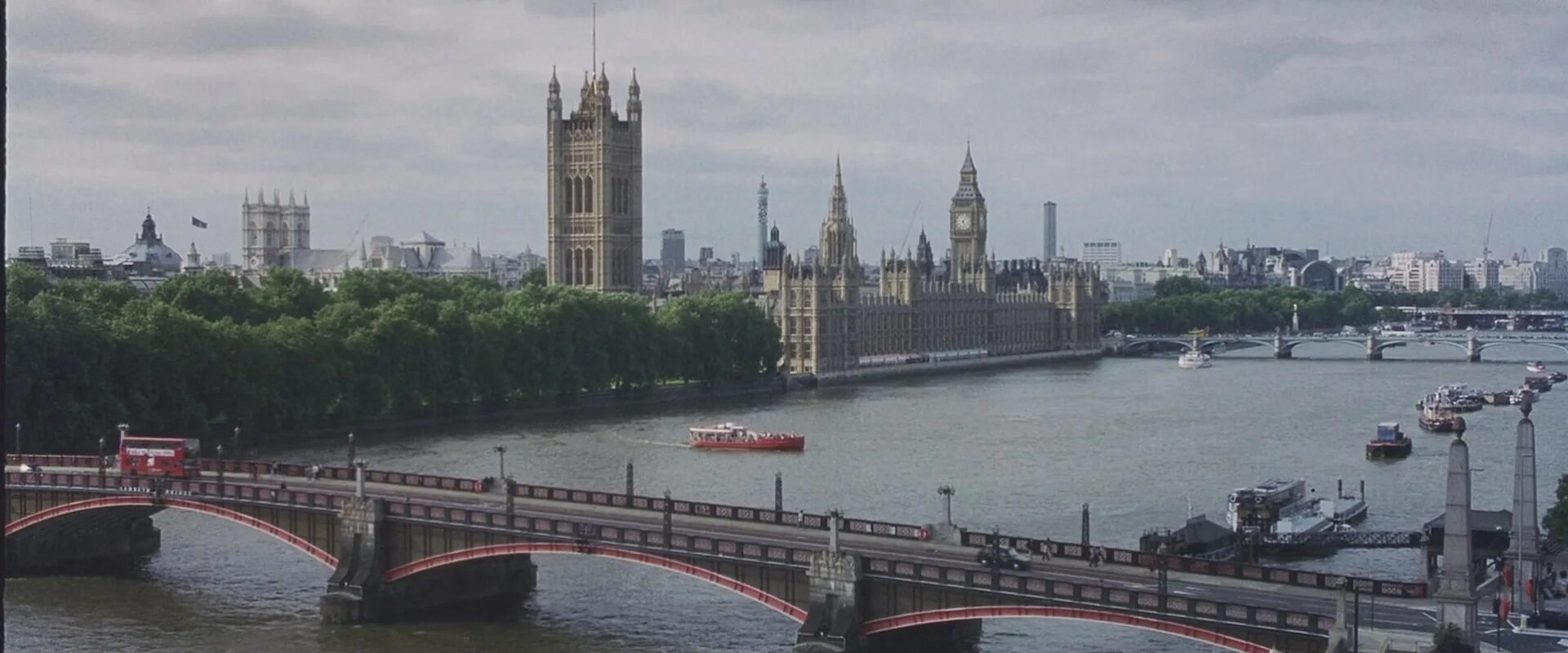There are bridges over the thames