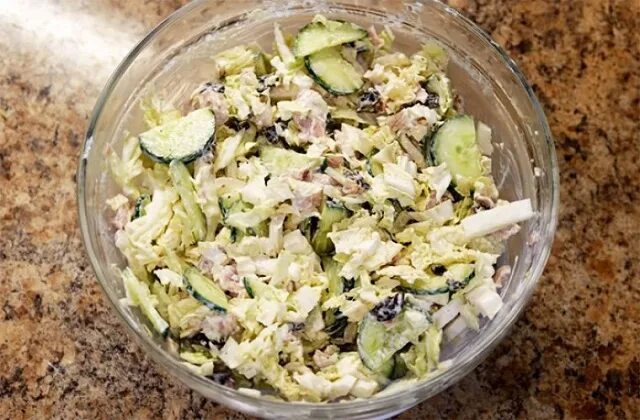 салат любимый с курицей. салат с корнишонами и курицей. салат с черносливом и курицей и грецкими орехами. салат с копченой курицей и черносливом. салат с копченым черносливом.