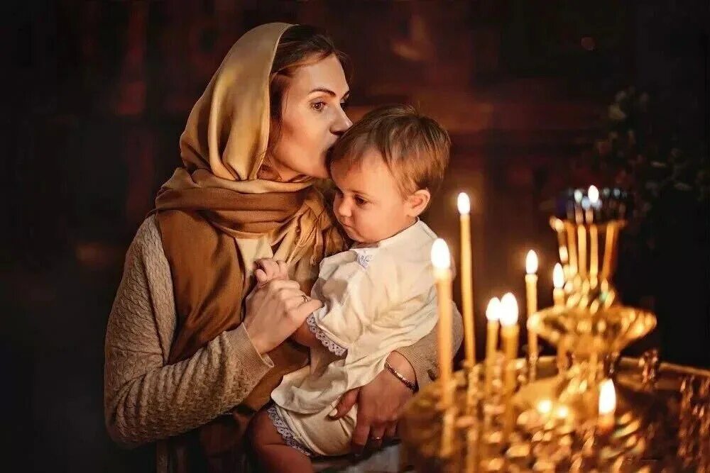 Материнский ребенка. Мама молится за ребенка. Мама с ребенком в церкви. Женщина с ребенком в храме. Детей крестите на дорогу.
