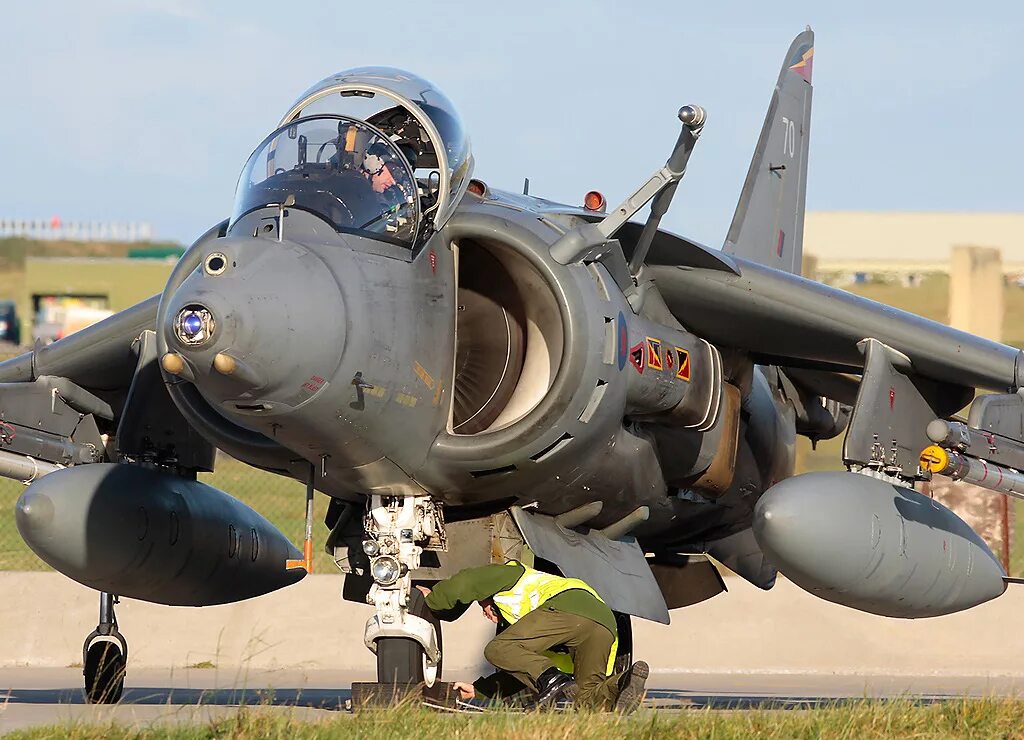 Harrier gr9. 9. Gr 9. Самолёт harrier gr 7. Harrier gr.