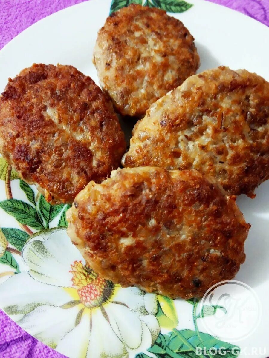 Котлеты из гречки и моркови. Котлеты из гречки. Котлеты мясные. Гречка с котлетой. Биточки из гречневой крупы.
