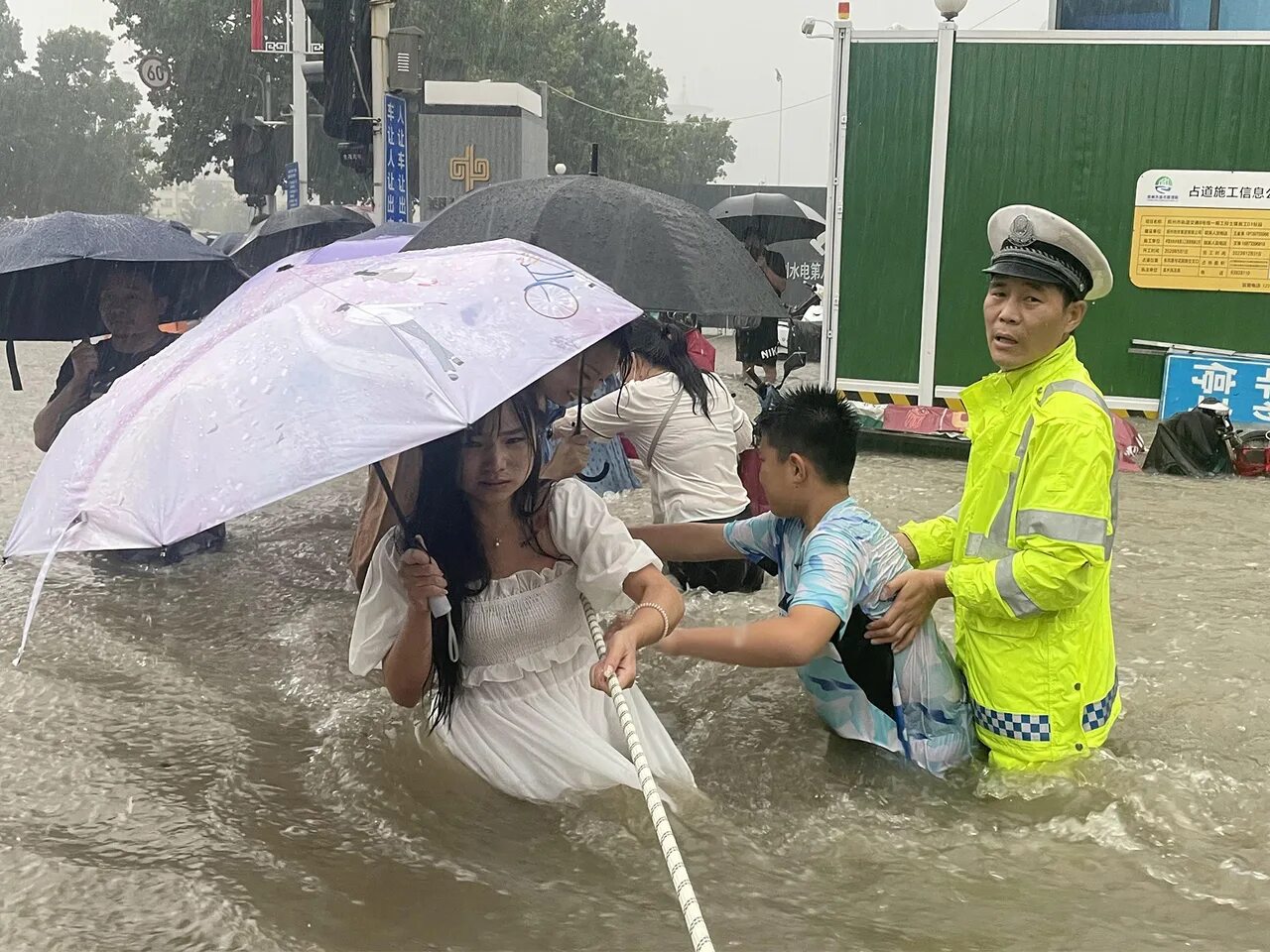 Какое наводнение в китае. Наводнение в Китае 2021. Чжэнчжоу наводнение. Наводнение в Китае 2020. Китай наводнение Янцзы.