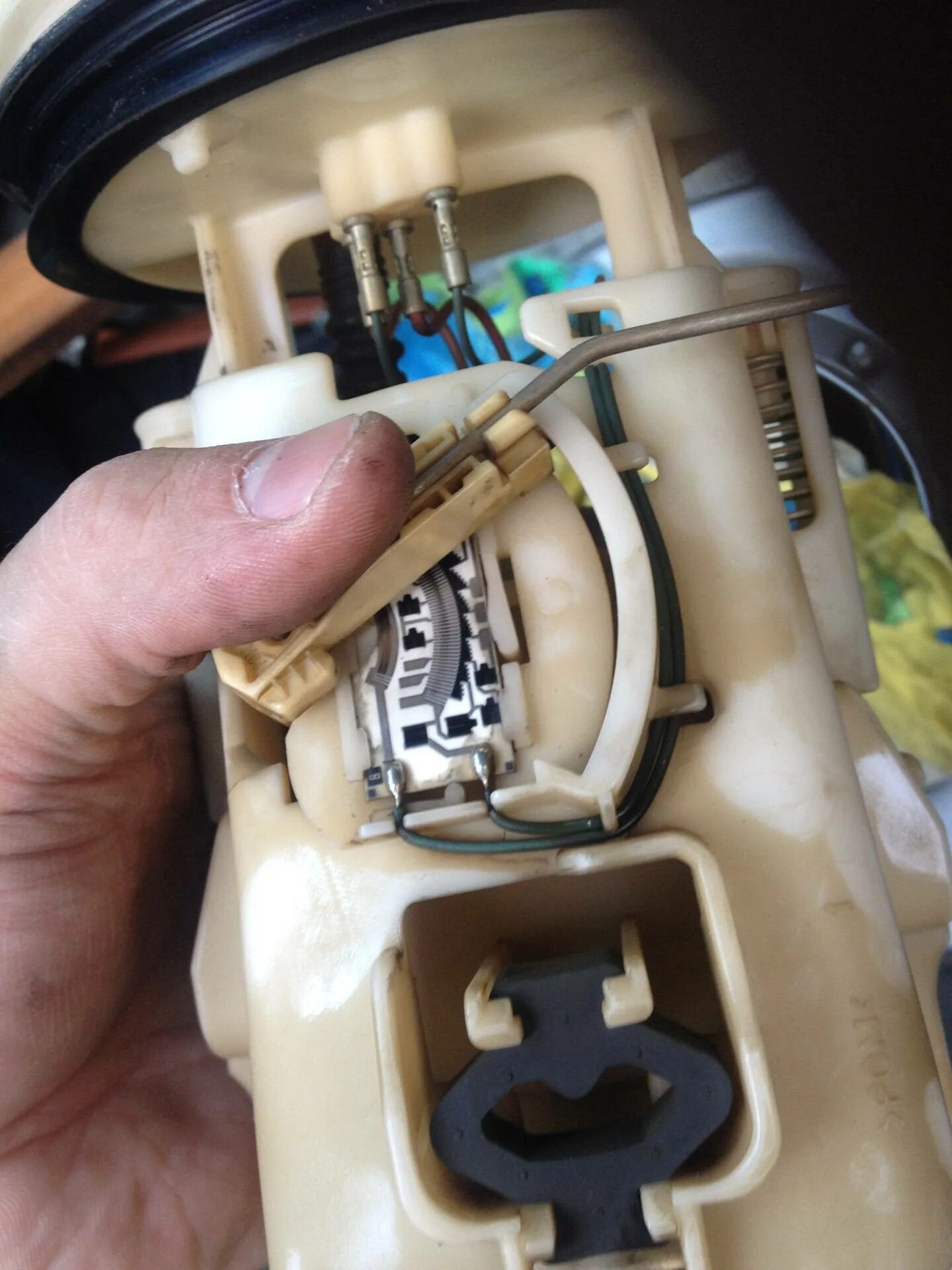 Датчик насос бака daewoo nexia. Почему не работает датчик уровня. Прибор указатель уровня топлива ваз 2107. Датчик уровня топлива уаз патриот правый бак 2010 года. Датчик уровня топлива shacman.