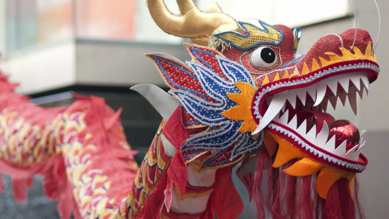 Сделать голову дракона своими руками. Китайский дракон кукла. Китайский дракон из ткани. Китайский дракон тростевая кукла. Китайский дракон костюм.