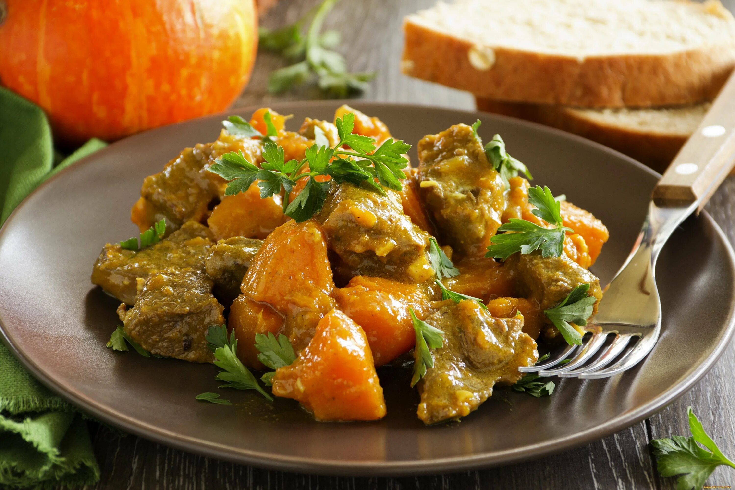 Мясо на второе. Что сварить на второе. Что сварить на второе. Картошка с фрикадельками в духовке. Гуляш из говядины по-венгерски.