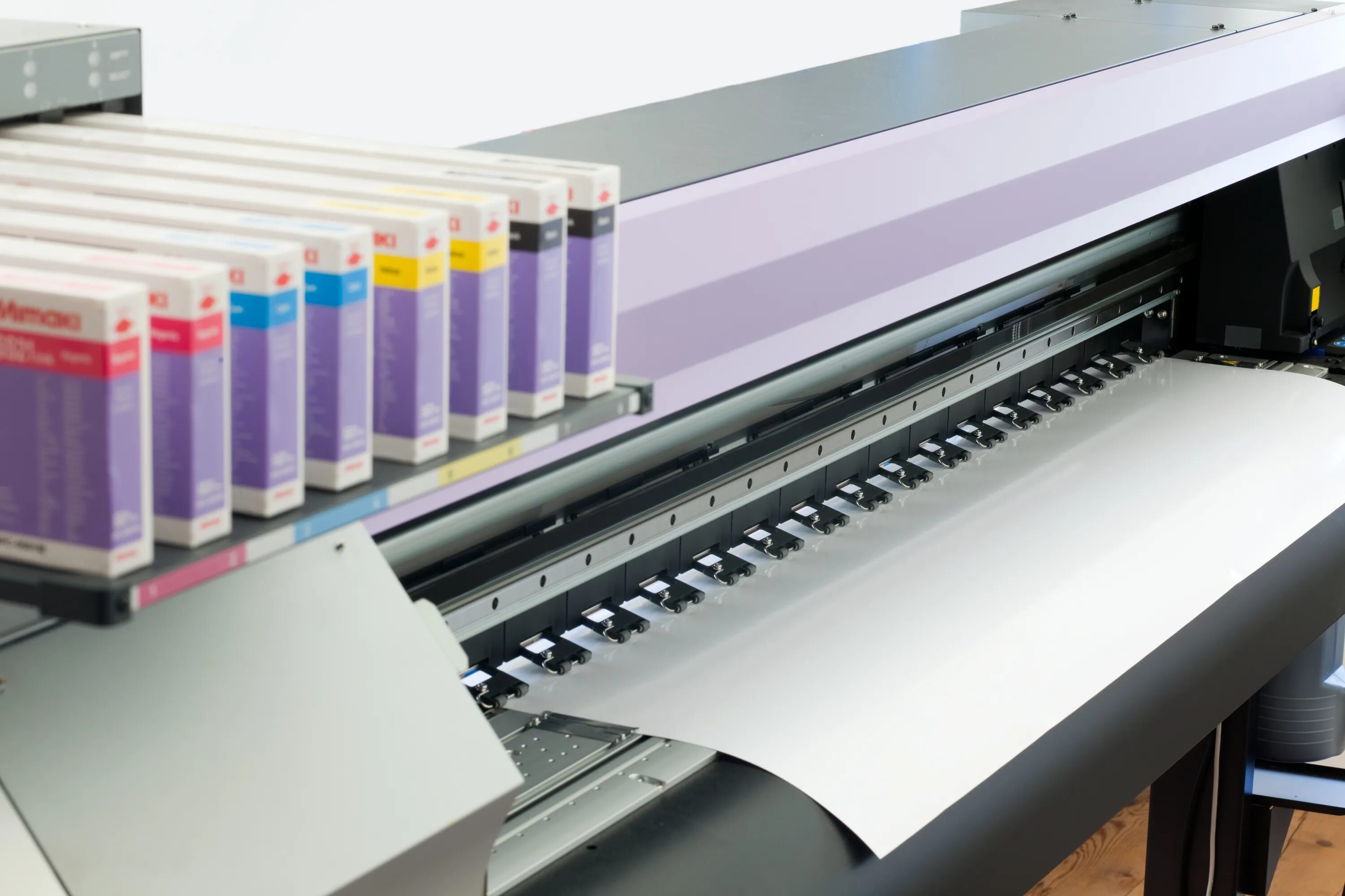 Работа офсетная печать. Mimaki SWJ-320 s4. Струйный принтер Мимаки Цветопроба. Оборудование для полиграфии. Печатные станки для типографии.