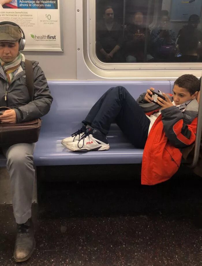 Человек сидит в метро. Мальчик сидит в метро. Сиденья в метро. Вагон метро сиденья.