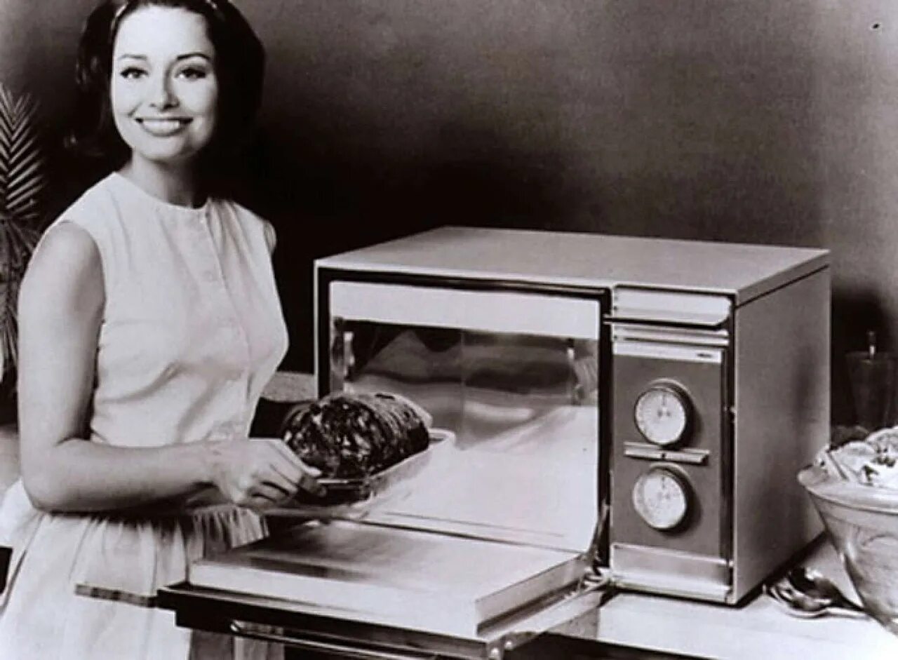 Старая микроволновка что можно. Первая микроволновая печь Перси Спенсер. СВЧ-печи 1947 года Raytheon. Первая в мире СВЧ-печь «Radarange». Микроволновая печь Перси Лебарон Спенсер.