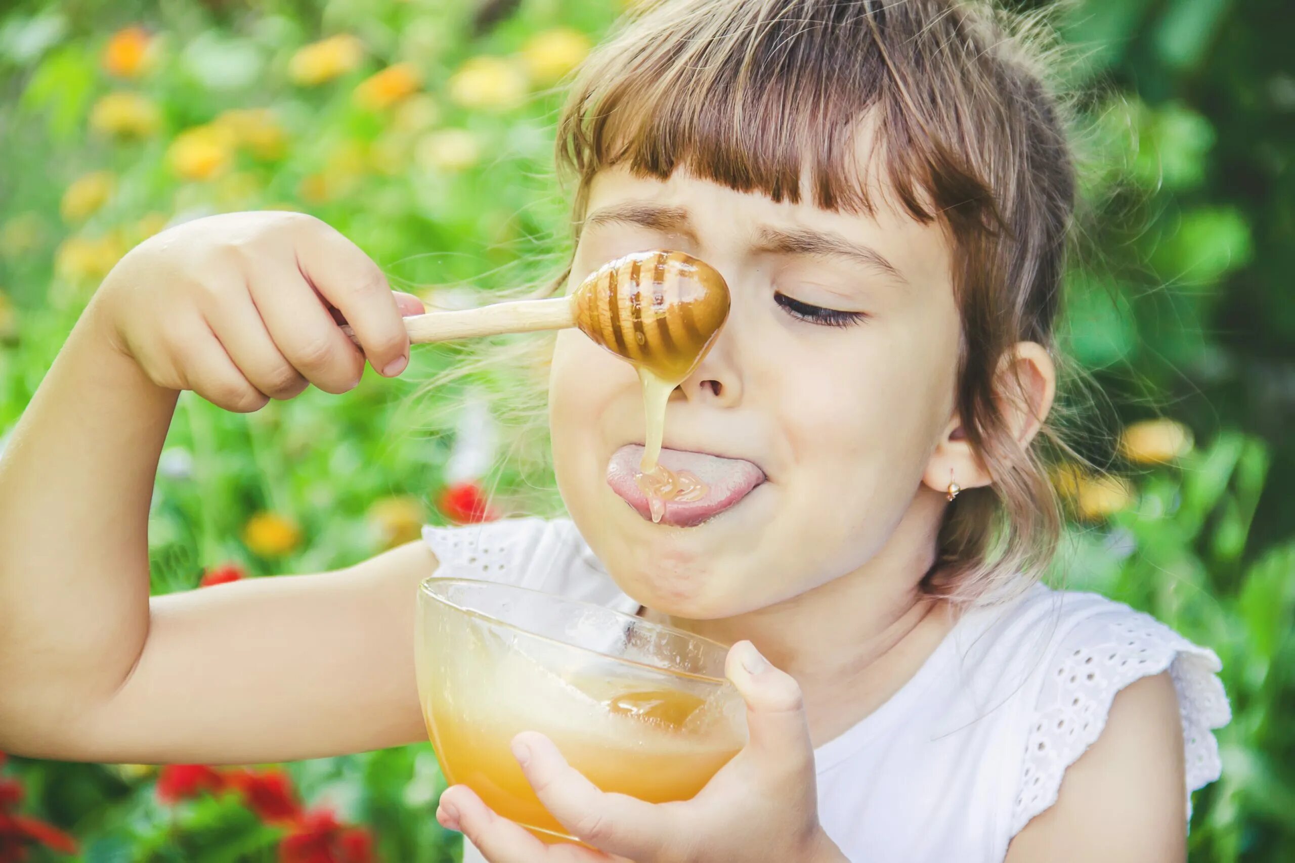 Honey девушка. Мед для детей. кушает мед. девушка кушает мед. девушка в меде.