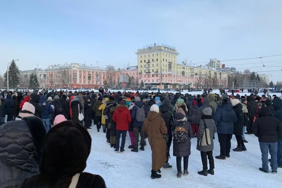 Митинги в Барнауле 2022. Барнаул в апреле фото. Митинг в Барнауле 27.02.22. 16 Апреля 2022 года площадь города Энгельса митинг. Митинг в барнауле
