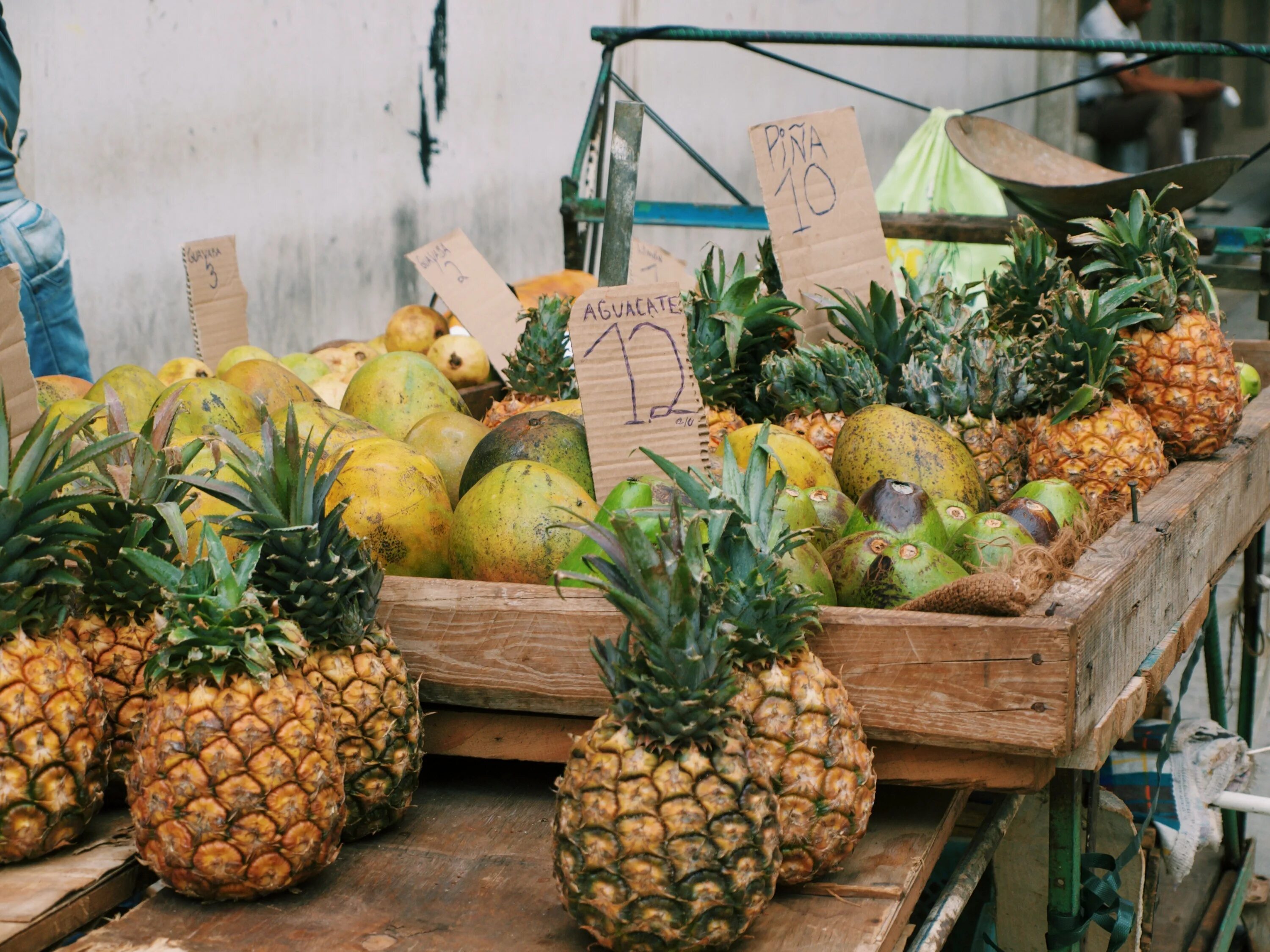 Папайя фрукт куба. Сорта манго на кубе. Кубинские фрукты. Манго на кубе. Манго на рынке.